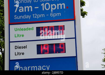 Ashford, Kent, Regno Unito. 08 giugno 2022. Uno dei più economici fornitori di carburante ad Ashford, il Kent ha ora superato i £1,80 per il carburante senza piombo e i £1,91 per il carburante diesel, in quanto si prevede un aumento ancora maggiore entro l'estate. Photo Credit: Paul Lawrenson /Alamy Live News Foto Stock