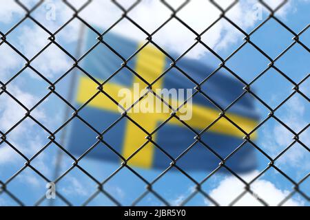 Una rete d'acciaio sullo sfondo di un cielo blu e un flagpole con la bandiera della svezia Foto Stock