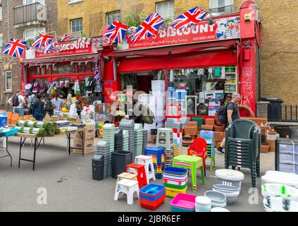 Sconti per la vendita di articoli in vendita sul pavimento del negozio, Deptford High Street, Londra S8, Inghilterra, Regno Unito Foto Stock