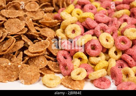 Primo piano di fiocchi di grano e anelli di mais, vista dall'alto. Foto Stock