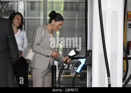 Crown Princess Victoria visita ABB e-Mobility Innovation Lab a Delft, Paesi Bassi, 8 giugno 2022. Sua altezza reale la principessa Vittoria di Svezia visita i Paesi Bassi il 7-8 giugno 2022. Foto: Jessica Gow / TT code 10070 Foto Stock