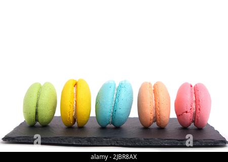 Biscotti macaron colorati e luminosi con sfondo bianco. Foto Stock