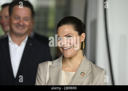 Crown Princess Victoria visita ABB e-Mobility Innovation Lab a Delft, Paesi Bassi, 8 giugno 2022. Sua altezza reale la principessa Vittoria di Svezia visita i Paesi Bassi il 7-8 giugno 2022. Foto: Jessica Gow / TT code 10070 Foto Stock