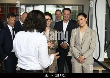 Crown Princess Victoria visita ABB e-Mobility Innovation Lab a Delft, Paesi Bassi, 8 giugno 2022. Sua altezza reale la principessa Vittoria di Svezia visita i Paesi Bassi il 7-8 giugno 2022. Foto: Jessica Gow / TT code 10070 Foto Stock