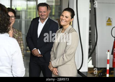 Crown Princess Victoria visita ABB e-Mobility Innovation Lab a Delft, Paesi Bassi, 8 giugno 2022. Sua altezza reale la principessa Vittoria di Svezia visita i Paesi Bassi il 7-8 giugno 2022. Foto: Jessica Gow / TT code 10070 Foto Stock