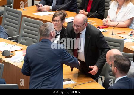 Dusseldorf, Germania. 01st giugno 2022. Rainer SCHMELTZER, SPD, Right, è lieta dell'elezione in qualità di vicepresidente del parlamento di Stato della Renania settentrionale-Vestfalia del 1st, riceve le congratulazioni da Bodo LOETTGEN, Lottgen, presidente del gruppo parlamentare CDU nel parlamento di Stato della NRW, sessione costituente del parlamento di Stato della Renania settentrionale-Vestfalia, nel parlamento di Stato della Renania settentrionale-Vestfalia, Dusseldorf su 01.06.2022, Credit: dpa/Alamy Live News Foto Stock