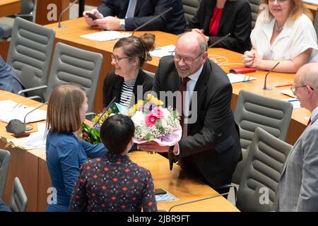 Dusseldorf, Germania. 01st giugno 2022. Rainer SCHMELTZER, SPD, Right, è lieta dell'elezione in qualità di vicepresidente del parlamento di Stato Renania Settentrionale-Vestfalia del 1st, riceve le congratulazioni da Verena SCHAEFFER, Schaffer, presidente del gruppo parlamentare di Stato di Bündnis 90/Die Grünen, leader del gruppo parlamentare, E Josefine PAUL, presidente del gruppo parlamentare statale di Bündnis 90/Die Grünen, leader del gruppo parlamentare, Duesseldorf il 1st giugno 2022, Credit: dpa/Alamy Live News Foto Stock