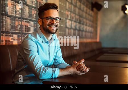 Ritratto di felice uomo d'affari di successo. Uomo soddisfatto che si sente sicuro in un ufficio creativo. Foto Stock
