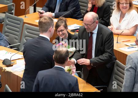 Dusseldorf, Germania. 01st giugno 2022. Rainer SCHMELTZER, SPD, Right, è felice per l'elezione in qualità di 1st Vice Presidente del parlamento di Stato della Renania Settentrionale-Vestfalia, riceve le congratulazioni da Henning HOENE, Hone, Presidente del gruppo parlamentare di stato FDP, leader del gruppo parlamentare, Duesseldorf il 1st giugno 2022 Credit: dpa/Alamy Live News Foto Stock