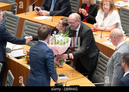 Dusseldorf, Germania. 01st giugno 2022. Rainer SCHMELTZER, SPD, a destra, è lieta dell'elezione in qualità di 1st Vice Presidente del parlamento di Stato della Renania Settentrionale-Vestfalia, riceve le congratulazioni dal Dr. Martin VINCENTZ, presidente del gruppo parlamentare AFD, leader del gruppo parlamentare, nel parlamento di Stato della Renania Settentrionale-Vestfalia NRW, Duesseldorf il 1st giugno 2022 credito: dpa/Alamy Live News Foto Stock