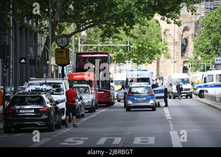 Berlino, Germania. 08th giugno 2022. I veicoli della polizia si trovano in una strada. A Berlino, un veicolo ha guidato in una folla di persone, secondo i vigili del fuoco, circa 30 persone sono state ferite il mercoledì mattina. Secondo la polizia, l'incidente si è verificato intorno alle 10:30 in Tauentzienstrasse (altezza del numero 13) vicino al Gedächtniskirche e Ku'damm. Credit: Fabian Sommer/dpa/Alamy Live News Foto Stock