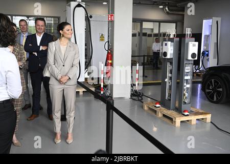 Crown Princess Victoria visita ABB e-Mobility Innovation Lab a Delft, Paesi Bassi, 8 giugno 2022. Sua altezza reale la principessa Vittoria di Svezia visita i Paesi Bassi il 7-8 giugno 2022. Foto: Jessica Gow / TT code 10070 Foto Stock