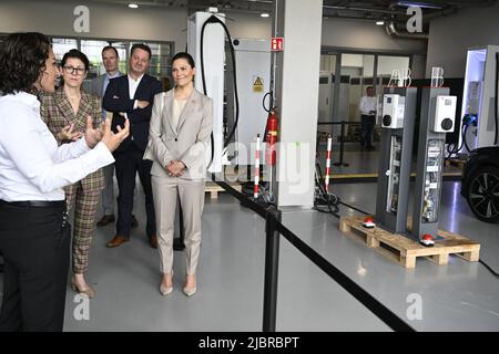 Crown Princess Victoria visita ABB e-Mobility Innovation Lab a Delft, Paesi Bassi, 8 giugno 2022. Sua altezza reale la principessa Vittoria di Svezia visita i Paesi Bassi il 7-8 giugno 2022. Foto: Jessica Gow / TT code 10070 Foto Stock