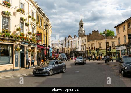 Persone e traffico su Church Street, Greenwich, Londra SE10, Inghilterra, Regno Unito Foto Stock