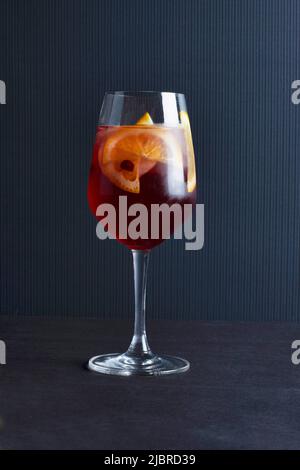 Aperol Spritz cocktail su sfondo nero, Maharashtra, India Foto Stock