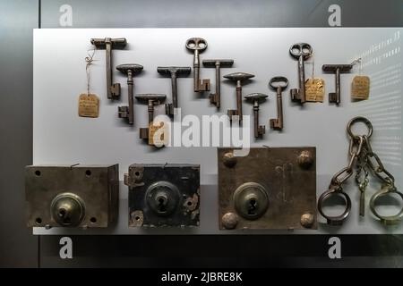 Parigi, Francia - 18 marzo 2018: Set di serrature e chiavi delle celle della Conciergerie, ex tribunale e prigione a Parigi, Francia, sotto la pala Foto Stock