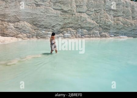 Pamakkule, Turchia, aprile 25th 2020 Un turista si immergere i piedi nelle acque termali delle terrazze Travertine di Pamukkale, il minerale ricco wat termale Foto Stock