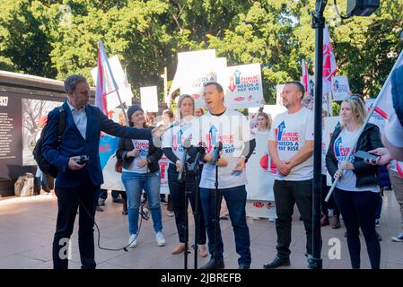 8th giugno 2022, Sydney, Australia: Nuovi lavoratori del settore pubblico del Galles del Sud in uno sciopero del 24hr, marciò presso la sede del Parlamento di Macquarie Street, Sydney oggi rifiutando un'offerta di aumento della retribuzione del 3% e scontento che solo alcuni lavoratori di prima linea ricevessero un ulteriore bonus di $3.000,00 Covid-19. NSW Public Service Association, Segretario Generale, Stewart Little si rivolge ai media di Hyde Park prima del marzo Foto Stock