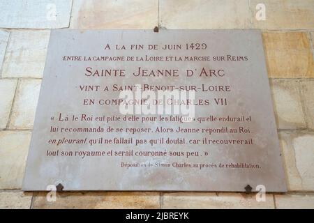 Lapide che testimonia il passaggio di San Giovanna d'Arco e di Carlo VII La chiesa romanica Abbazia di St Benoit sur Loire (Abbaye de Fleury). Loiret depa Foto Stock