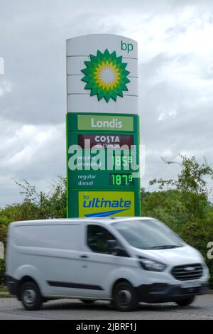 Bristol, Regno Unito. 8th giugno, 2022. I prezzi della benzina e del gasolio continuano ad aumentare il costo della vita. La figura mostra la stazione di servizio BP e Londis sulla A38. Credit: JMF News/Alamy Live News Foto Stock