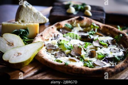 Deliziosa pizza italiana con ingredienti freschi Foto Stock