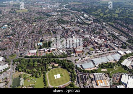 Vista aerea del centro di Chesterfield da sud. Queens Park, Ravenside Retail Park e la strada A619 sono prominenti in primo piano. Foto Stock