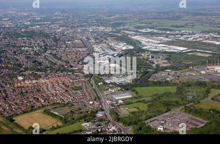 Vista aerea verso ovest sulla strada A630 verso il centro di Rotherham, South Yorkshire. Asda Rotherham Superstore prominente in primo piano. Foto Stock