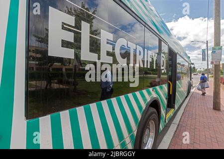 Detroit, Michigan - il Detroit Department of Transportation ha aggiunto quattro autobus elettrici alla sua flotta. Gli autobus sono stati fatti da Proterra, una California Foto Stock