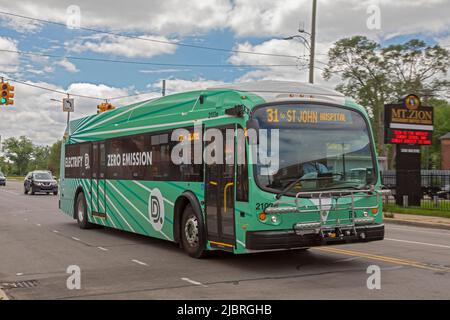 Detroit, Michigan - il Detroit Department of Transportation ha aggiunto quattro autobus elettrici alla sua flotta. Gli autobus sono stati fatti da Proterra, una California Foto Stock