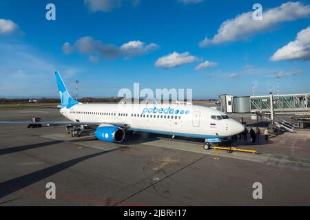 Aereo su campo aereo contro il cielo blu Foto Stock