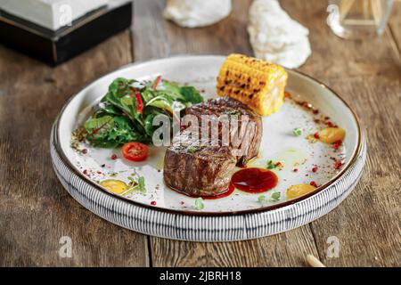 Porzione di bistecca di mignon con filetto alla griglia con mais Foto Stock