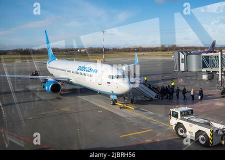 Aereo su campo aereo contro il cielo blu Foto Stock