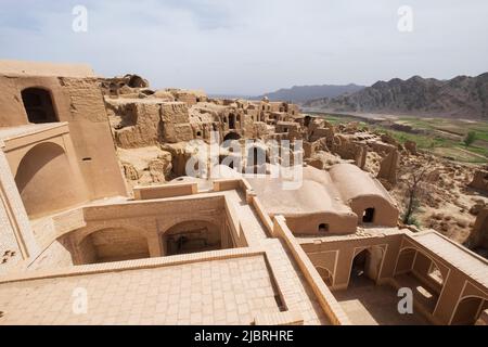 Vista panoramica del villaggio di Kharanagh nella città di Yazd, Iran. Antica città con case di argilla, paglia e mattoni secchi. Villaggio di mattoni di fango di Kharan Foto Stock