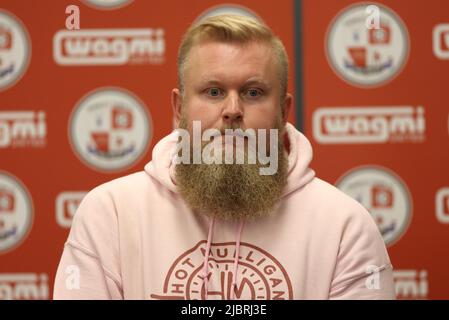 Crawley, Regno Unito. 8th giugno 2022. Il presidente del Crawley Town Football Club Preston Johnson durante una conferenza stampa al Broadfield Stadium di Crawley. Credit: James Boardman/Alamy Live News Foto Stock