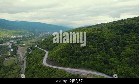 vista ascendente della bella strada di muuntain. scatto aereo. Foto di alta qualità Foto Stock