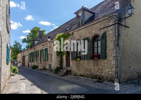 Provins, Francia - 31 maggio 2020: Scena di strada con vecchie case nella città medievale di Provins, dipartimento della Senna e Marna, regione Ile-de-France Foto Stock