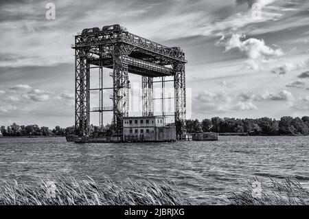 Foto in bianco e nero del ponte dell'ascensore nel fiume Peene vicino a Karnin sull'isola di Usedom, Germania. Foto Stock