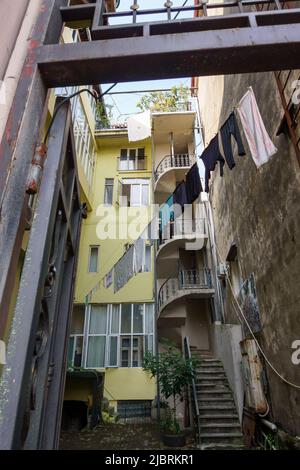 Cortile di palazzo di appartamenti shabby Foto Stock