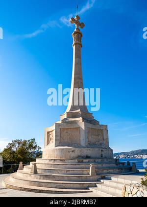 Vista ad angolo basso della statua commemorativa di Discovery Cross chiamata Cruz del Descubrimiento in onore della conquista vittoriosa di Maiorca di Re Jaume I. Foto Stock