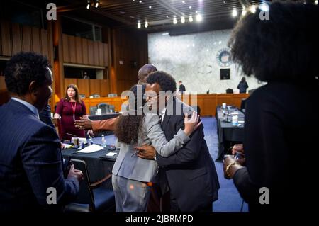 Washington, Stati Uniti d'America. 07th giugno 2022. Garnell Whitfield, Jr., di Buffalo, New York, la cui madre, Ruth Whitfield, è stato ucciso nel Buffalo Tops Supermarket sparando di massa, ottiene un abbraccio a seguito di un Comitato del Senato sull'audizione giudiziaria per esaminare la minaccia terroristica domestica dopo l'attacco di Buffalo, nel Hart Senate Office Building a Washington, DC, Martedì, Giugno 7, 2022.Credit: Rod Lammey/CNP/Sipa USA Credit: Sipa USA/Alamy Live News Foto Stock