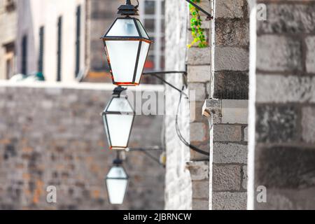 Lampione vintage sul lato della parete. Lanterne e muro di cazzo Foto Stock