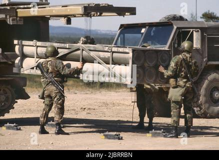 La NATO esercita in Germania, l'esercito degli Stati Uniti M270 lanciarazzi multipli semoventi MLRS Foto Stock