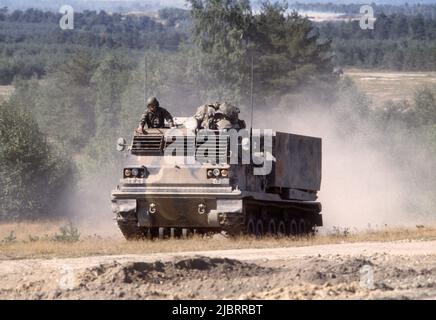 La NATO esercita in Germania, l'esercito degli Stati Uniti M270 lanciarazzi multipli semoventi MLRS Foto Stock