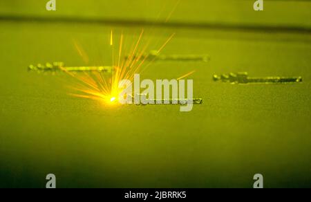 La stampante 3D stampa oggetti da polvere metallica. Il metallo viene sinterizzato al laser in forma 3D nella camera di lavoro. Macchina sinterizzatrice laser per metalli. Lavoro di robotica. Stampante additiva Metal 3D Foto Stock