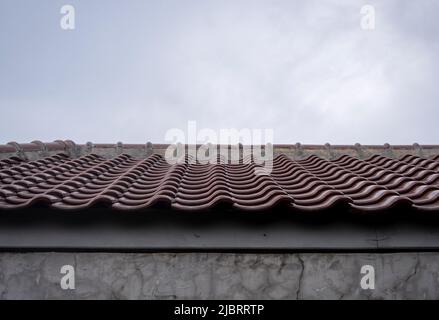 Costruzione del tetto della casa con sfondo cielo Foto Stock