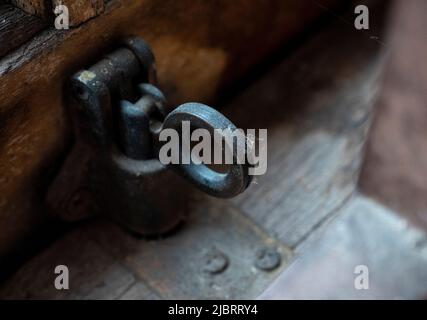 Vecchia serratura per finestre in rame Foto Stock