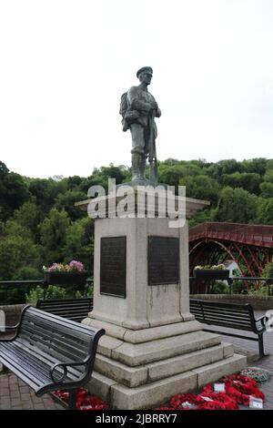 The Iron Bridge, Telford, Shropshire, Regno Unito - attrazioni turistiche. Statua di bronzo di un soldato. Foto Stock