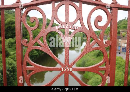 The Iron Bridge, Telford, Shropshire, Regno Unito - attrazioni turistiche. Eretto nel 1779 in ironmongery sul ponte. Foto Stock
