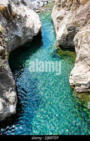 Christall acqua limpida di un ruscello di montagna in Corsica brilla turchese e nelle piscine naturali circondate da rocce vi invitano a nuotare. Foto Stock