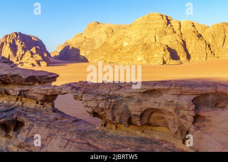 Vista del paesaggio con varie formazioni rocciose, a Wadi Rum, parco del deserto nella Giordania meridionale Foto Stock